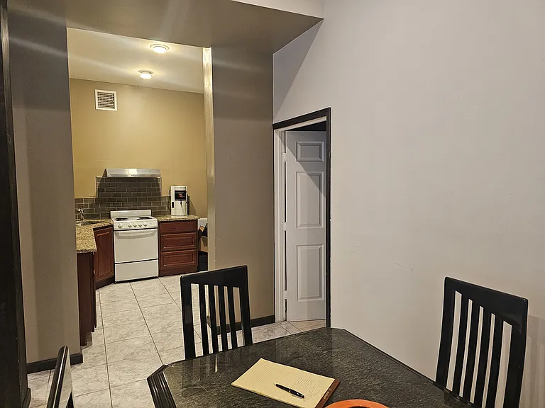 17 Greentree Ave — Photo 3