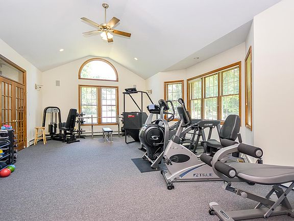 5th image of 28 Woods Ct