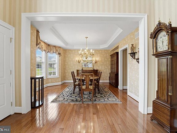 5th image of 590 Farmdale Cir