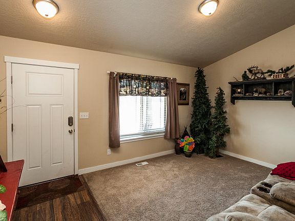 5th image of 2523 S Delphinium Way