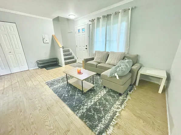 527 Longshore Dr APT B, Ann Arbor, MI 48105