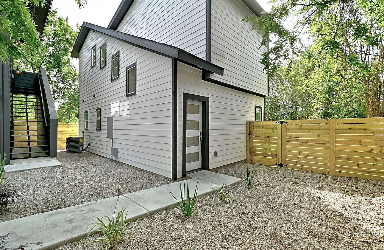 3 bed, 2.5 bath, 1333 sqft, $2,300 — Photo 3
