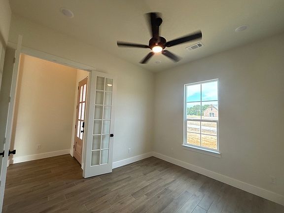 4th image of 703 Deer Dale Ct