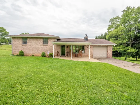 319 White Fence Ln, Latrobe, PA 15650