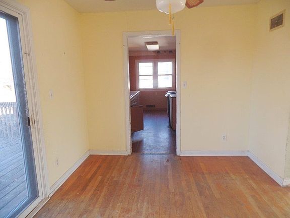 5th image of 1907 Hart Ave