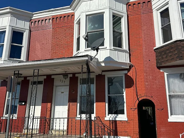 137 Stevens Ave — Photo 2