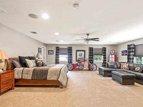 3rd image of 6 Crestwood Ln