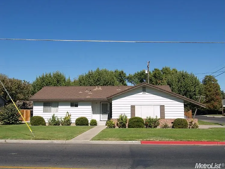 1579 East Ave photo 1