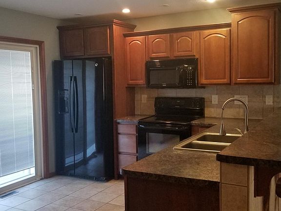 3rd image of 1022 S 121st St