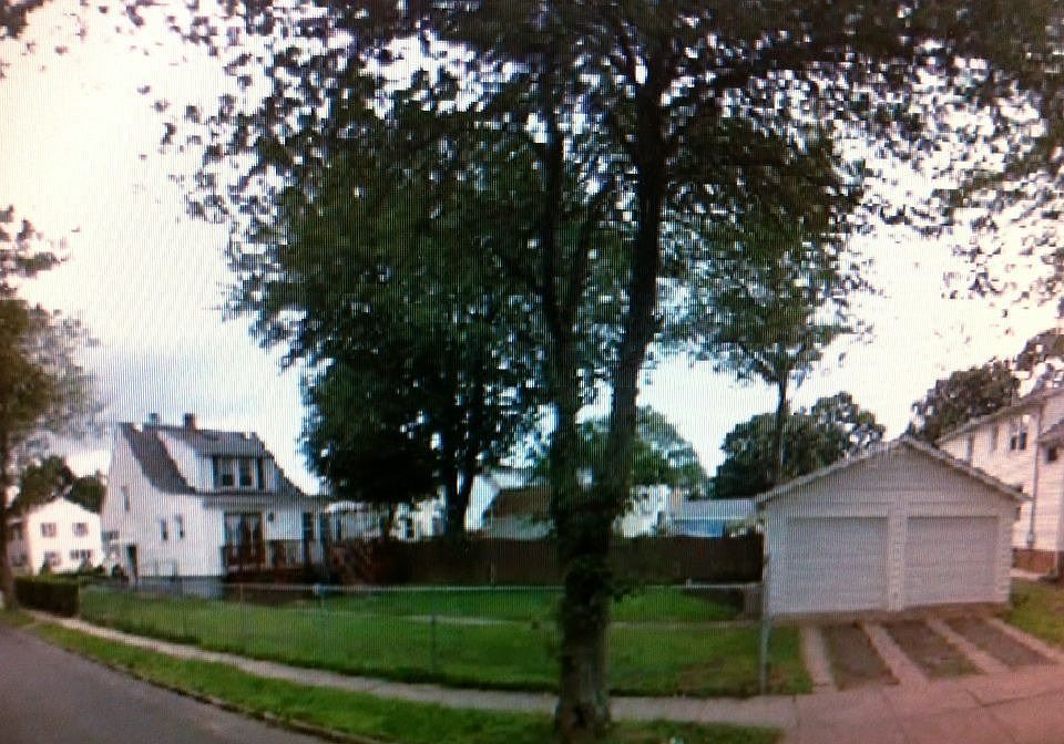 2nd image of 124 Frank St