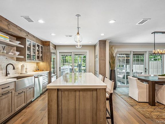 3rd image of 10 Pond View Court