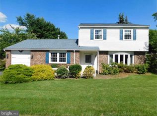 18 Maplewood Dr, Levittown, PA 19056