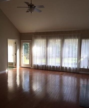 4th image of 3021 White Oak Ln