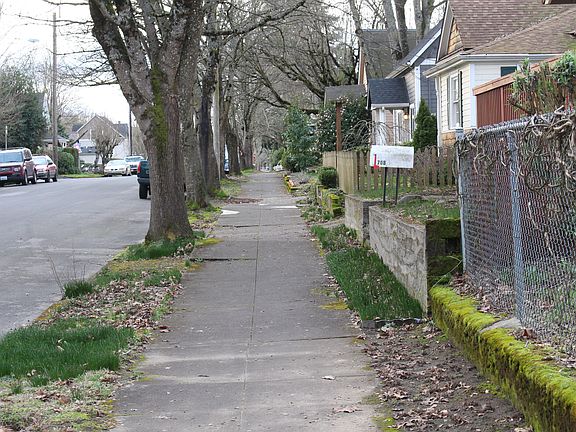 2nd image of 704 W McLoughlin Blvd