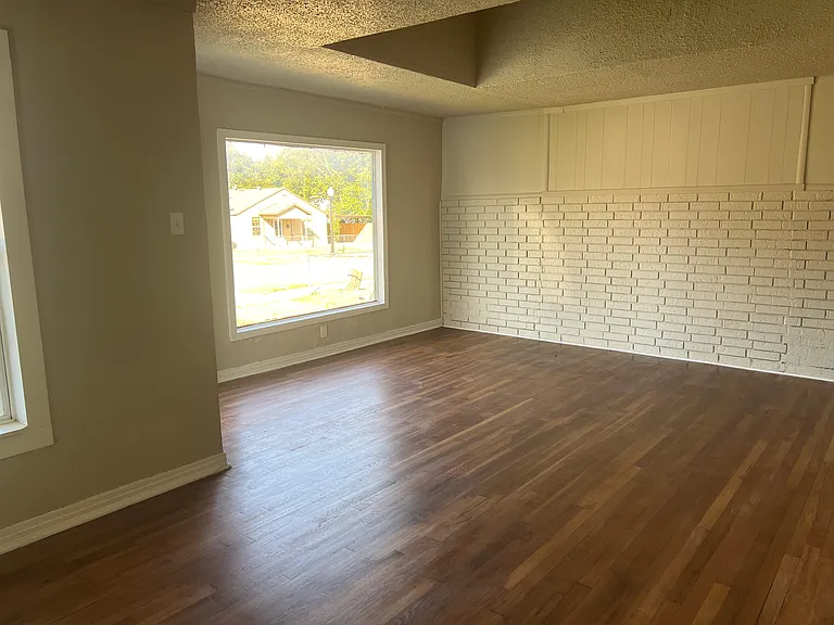 804 E Cantey St — Photo 5