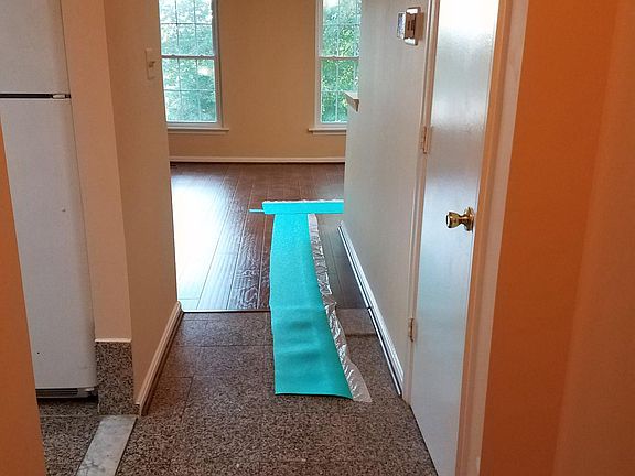 Hallway to kitchen and livingroom