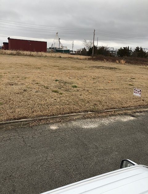 2nd image of 909 Larue Rd