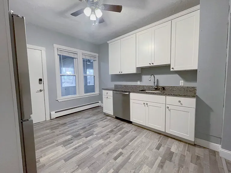 819 E 2nd St #1B — Photo 4