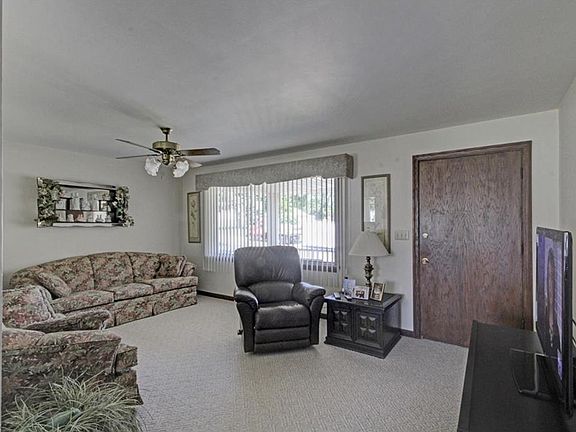 5th image of 681 Sanderson Ave