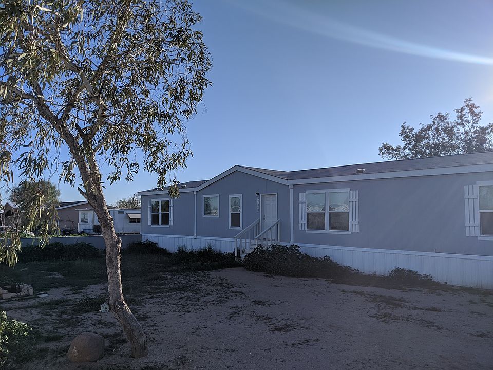Front yard, access to the home
