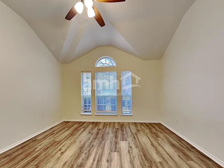 1041 Hidden Lake Dr — Photo 12