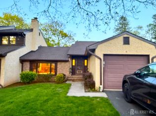 8 Teaberry Dr, Edison, NJ 08820