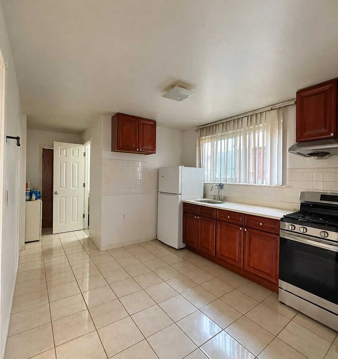 3 bed, 1.0 bath, 936 sqft, $2,900 — Photo 3
