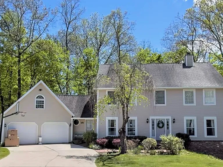 2206 E Autumn Dr — Photo 1