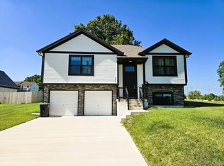 220 NE 102nd Ter, Kansas City, MO 64155