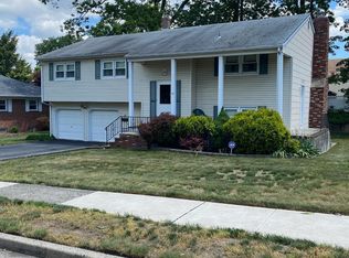 77 Fanwood Dr, Sayreville, NJ 08872