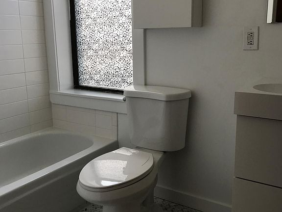 2nd image of 1351 N Greenview Ave #4