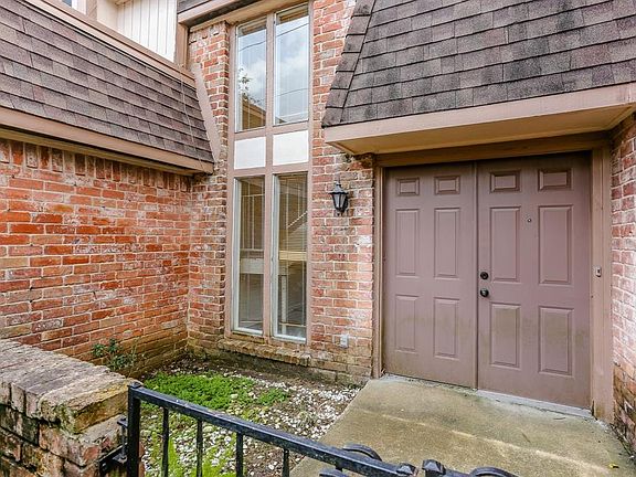 3rd image of 2934 Camelot Ln