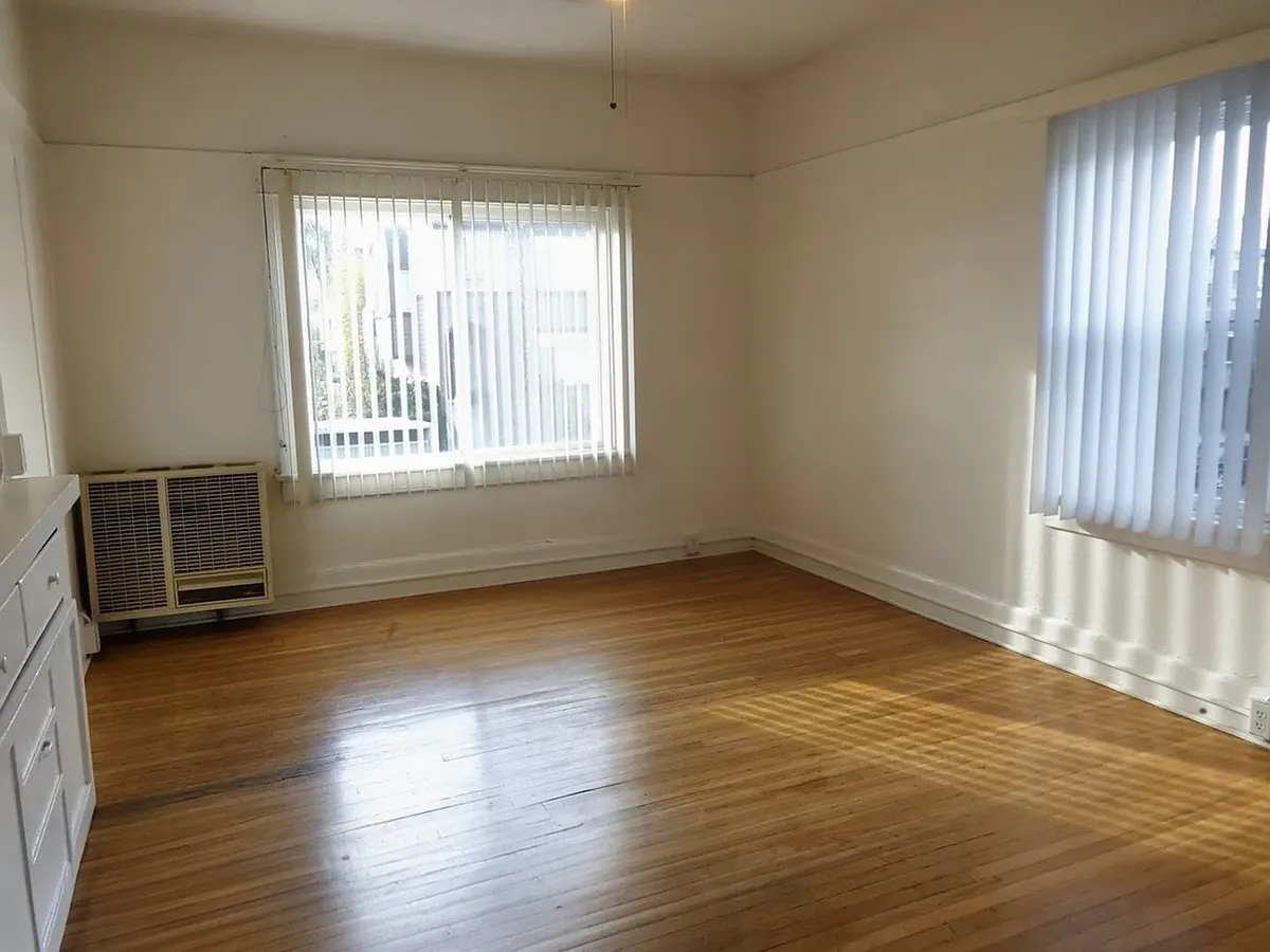 Building Photo - 630 W Washington St #12