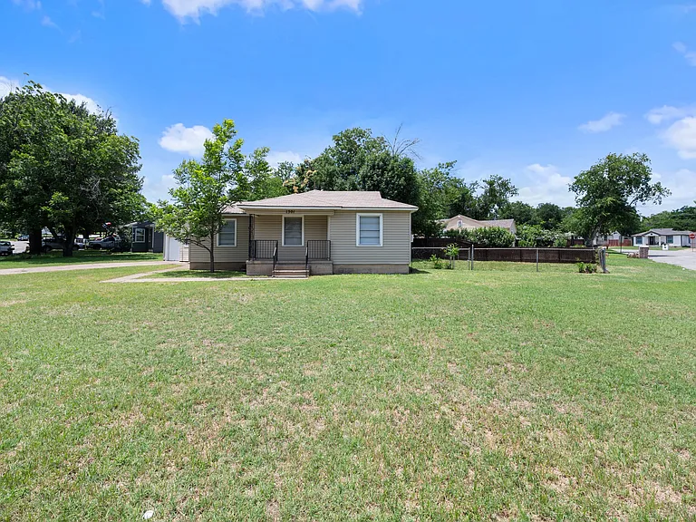 1501 Greenbrier Dr — Photo 3