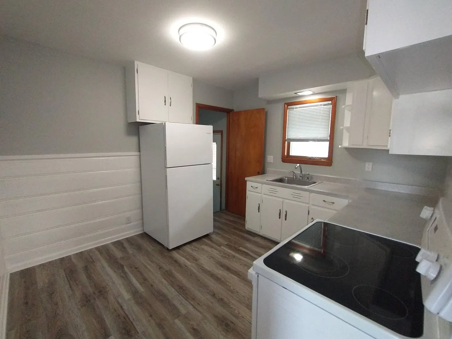 2 bed, 700 sqft, $1,300 — Photo 2