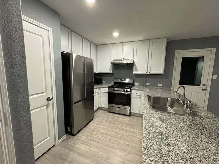 7010 Solar Rdg — Photo 8