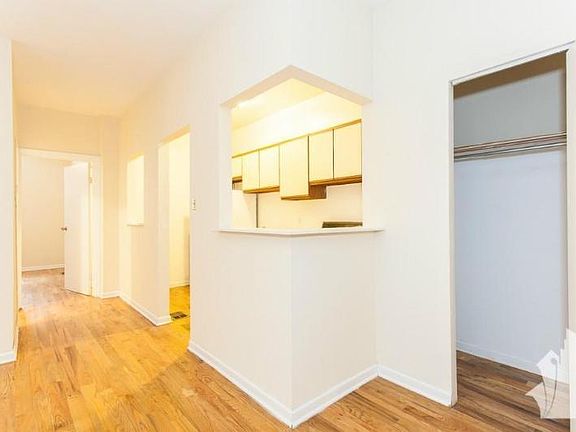 5th image of 654 W Cornelia Ave #22