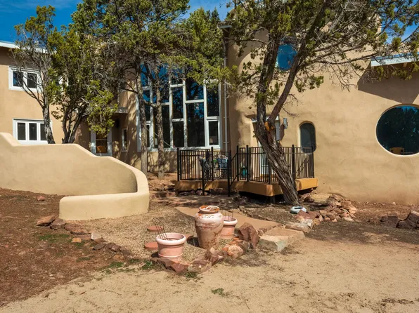 9 Howlin Wolf Trl, Tijeras, NM 87059