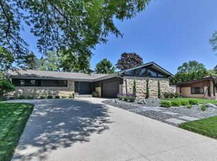 230 W Manor Cir, Bayside, WI 53217