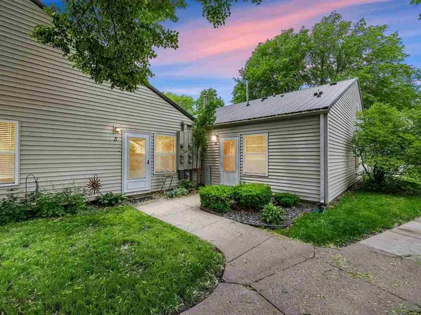 1220 Village Rd APT 4, Iowa City, IA 52240
