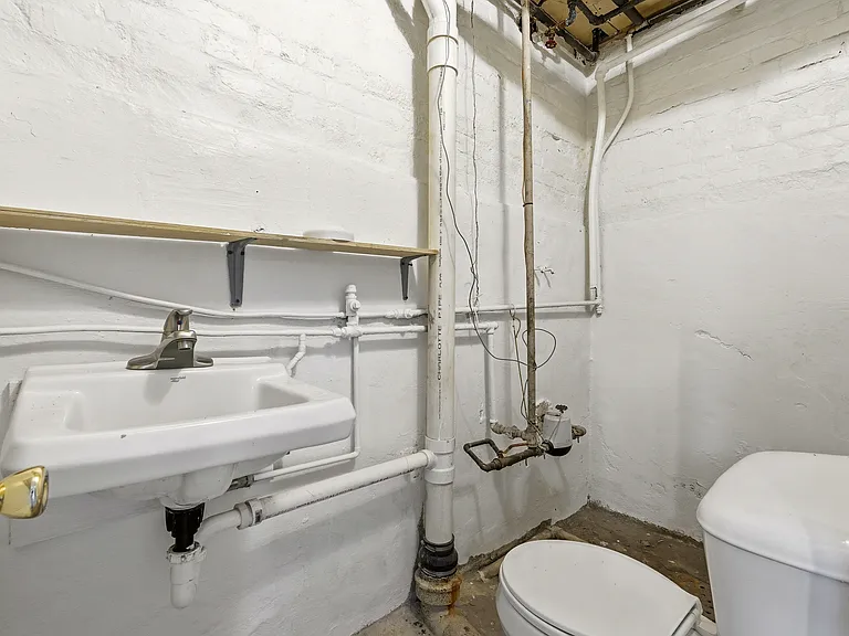 535 Avenue A — Photo 11
