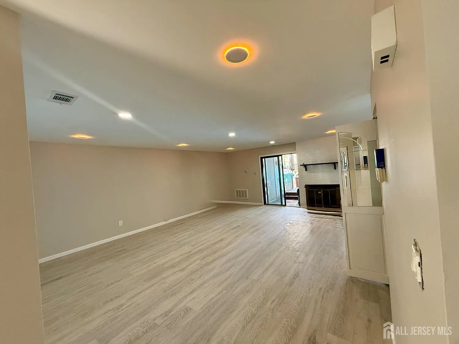 3 bed, 2.5 bath, 1646 sqft, $2,490 — Photo 3