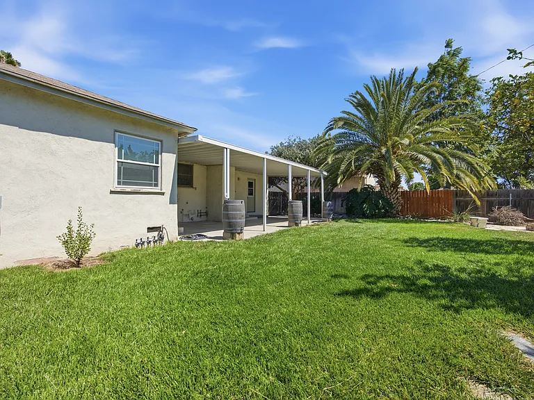 7439 Amestoy Ave — Photo 18
