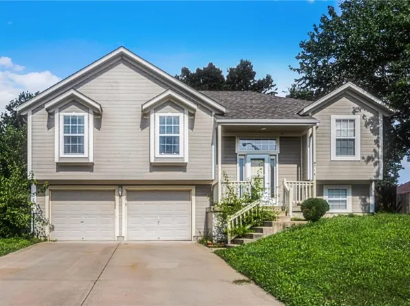 216 N Highland Dr, Raymore, MO 64083