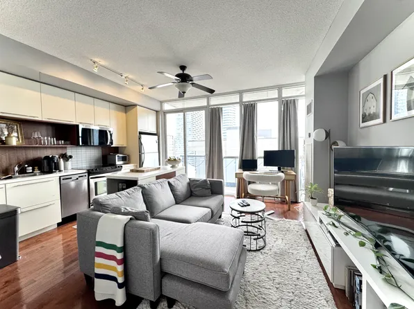 25 Carlton St #2111, Toronto, ON M5B 1L4