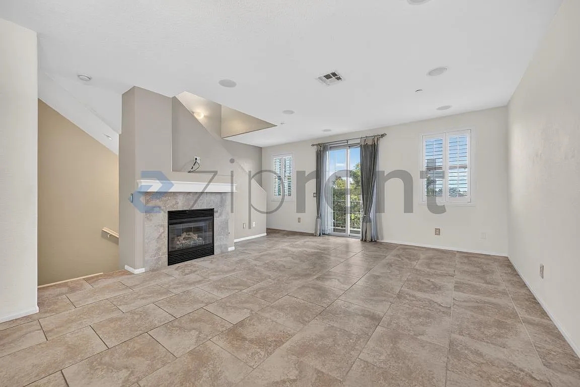 Building Photo - 1836 Olive Green St #5