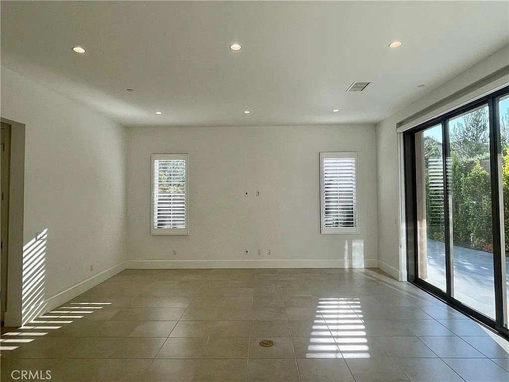 5 bed, 2800 sqft, $7,500 — Photo 2