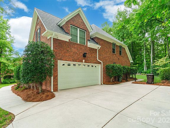 3rd image of 1828 Cavendale Dr