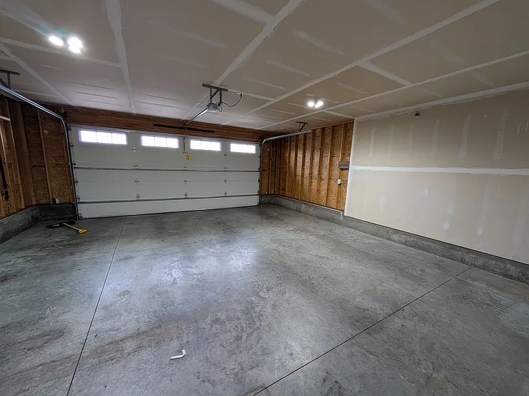 1724 Pioneer Dr — Photo 2
