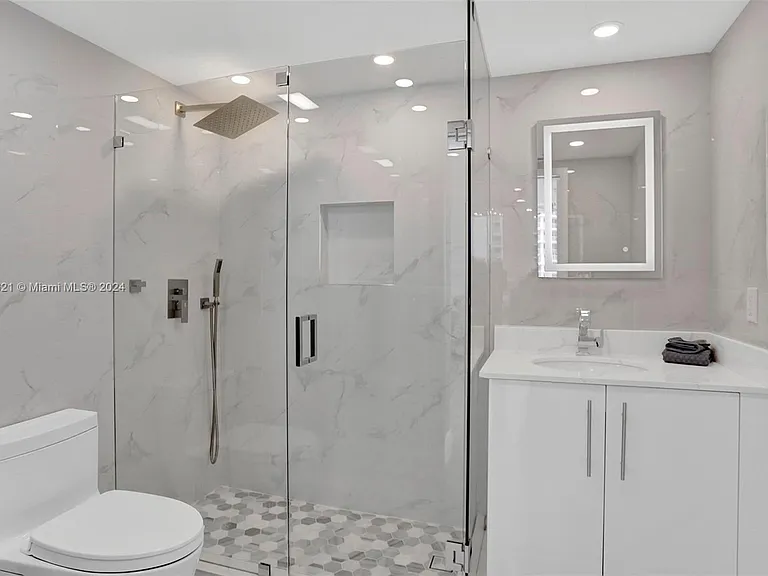 16699 Collins Ave #2209 — Photo 13